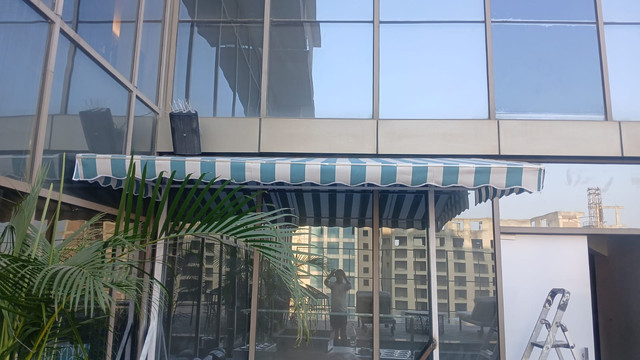 Storefront Retractable Sunshade